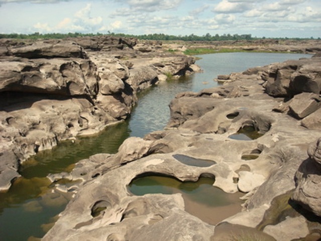 สามพันโบก